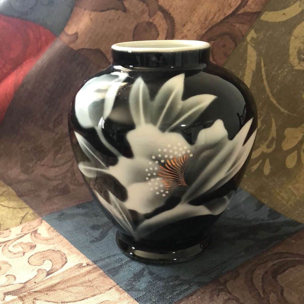 🛍️5/$20🛍️EUC🌷Exquisite Japanese Vase from the Eaton Collection.